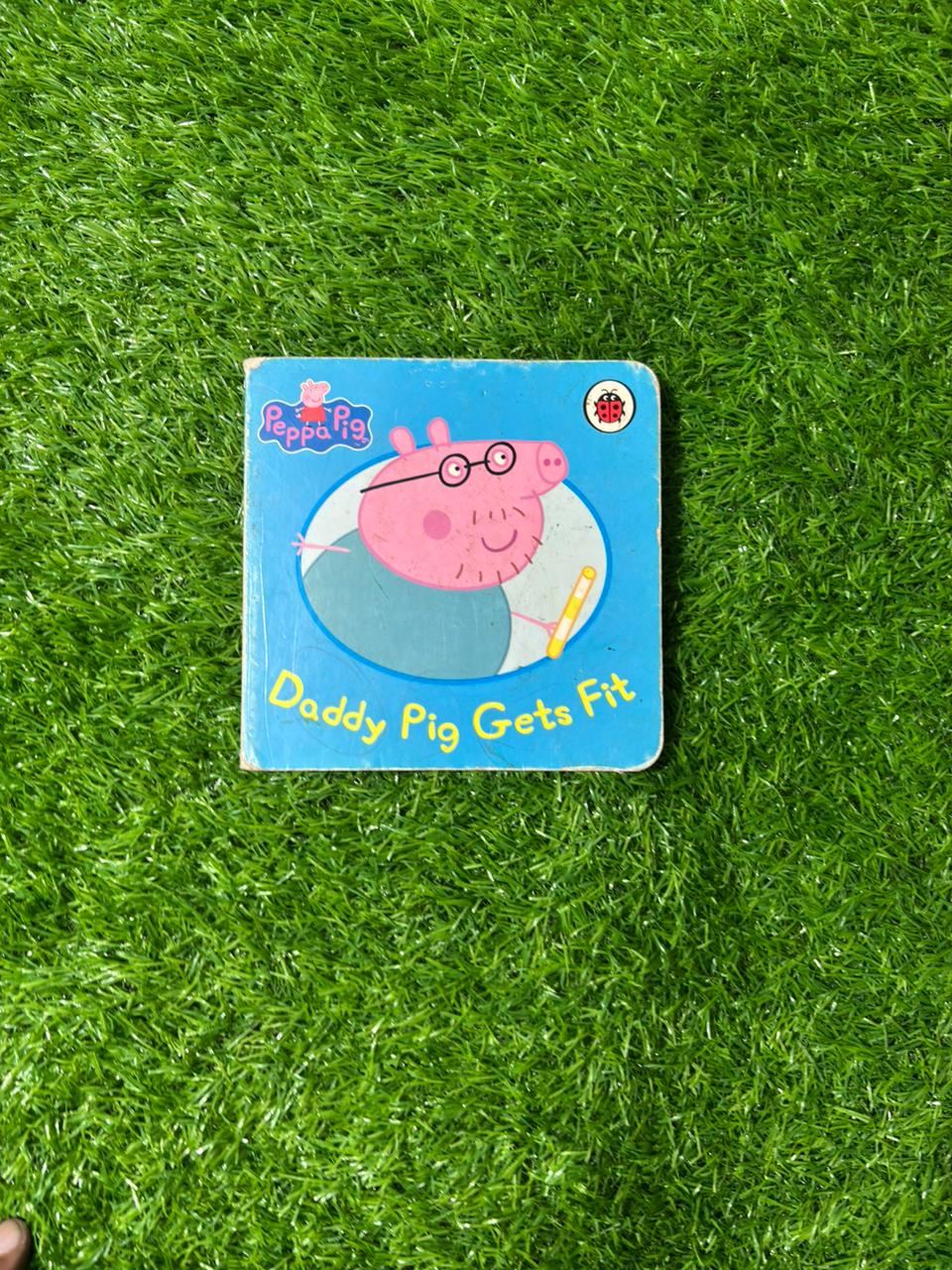 PEPPA PIG DADDY PIG GETS FIT BOOK [Board book]
